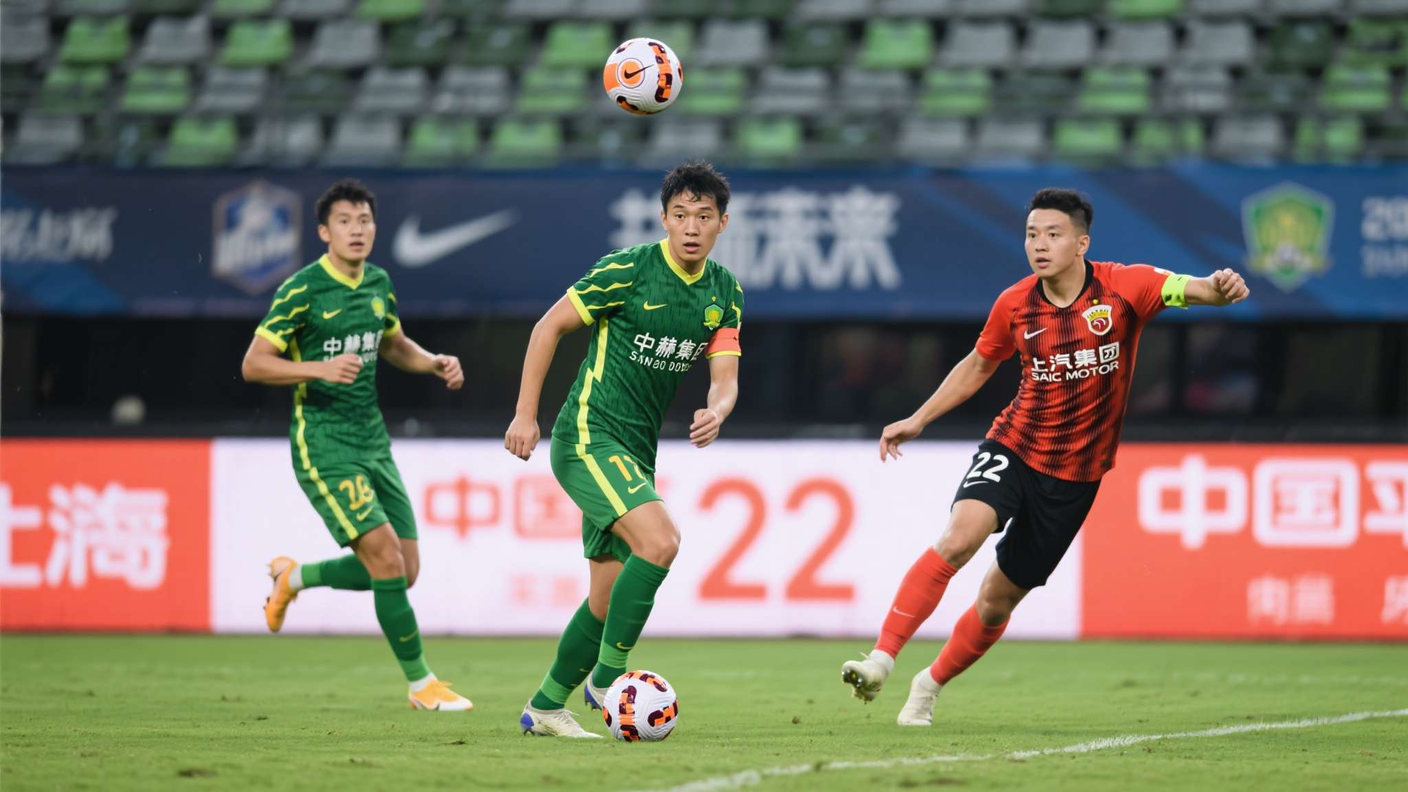 随着海港2-2国安,海牛4连胜,中超最新积分榜出炉!蓉城不败领跑 比赛过程中,海港凭借中场的精准传导率先取得领先,然而国安球员凭借顽强意志迅速扳平